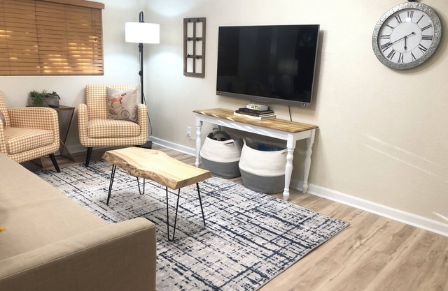 Charming 2-bedroom duplex in delightful Colorado Springs with WiFi