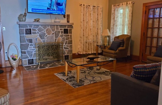 Charming 2-bedroom house with AC, WiFi in fantastic East Stroudsburg