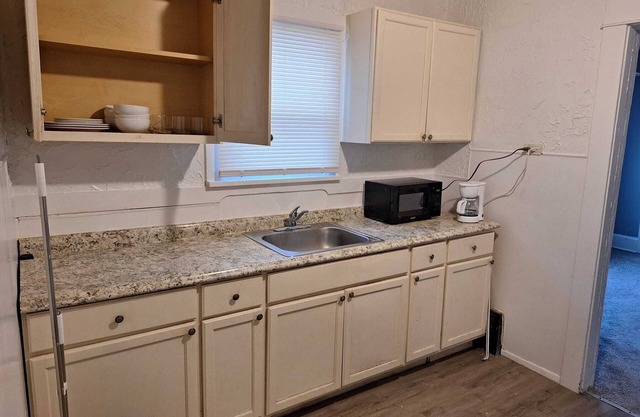 Charming 2-bedroom apartment with WiFi, AC in nice Garfield Heights 27L