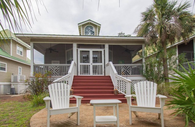 Charming 2-Bed Cottage w/ golf cart & direct views of Ocean Creek Golf Course