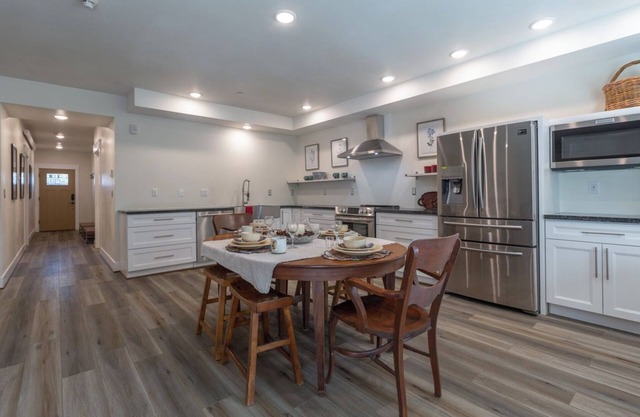 Charming 2-bedroom condo with WiFi, AC in brilliant Government Camp