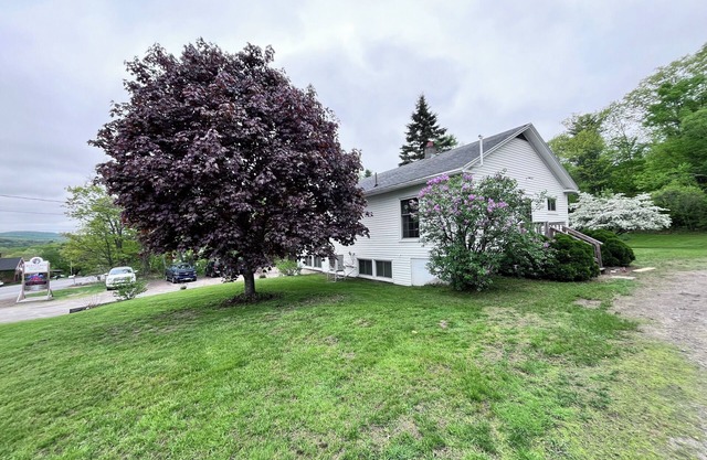 Charming 2-bedroom apartment in enchanting Livermore Falls with WiFi