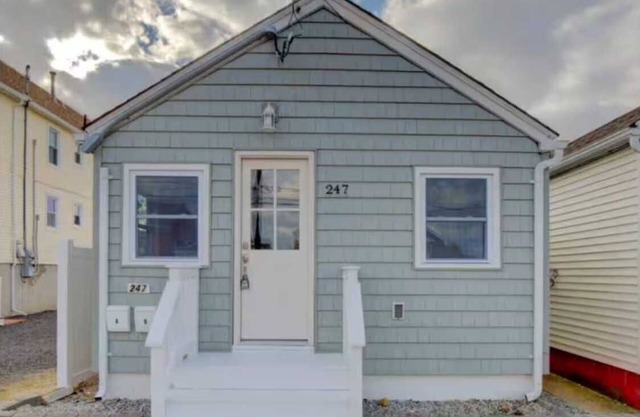Charming 2-bedroom cottage in delightful Seaside Heights with WiFi, AC