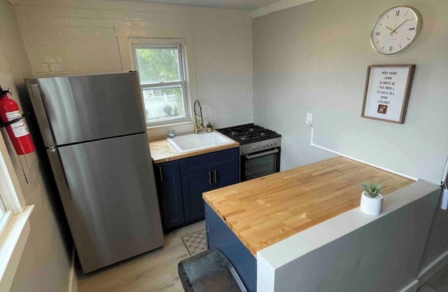 Charming 2-bedroom cottage and courtyard with WiFi, AC in Seaside Heights