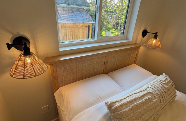 Charming 2-bedroom house in gorgeous Campbell River with WiFi, AC
