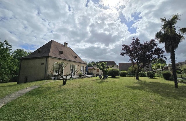 Charming 2-Bedroom House with Garden, Terrace, Baby Equipment, Near Historical Sights