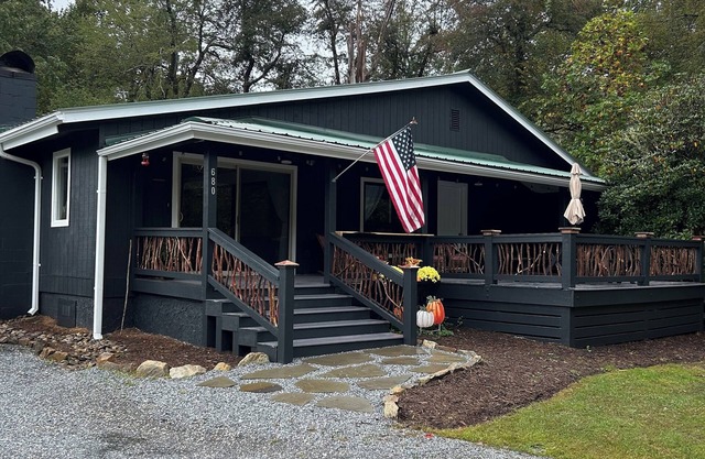 Charming 2-bedroom house in beautiful Cedar Mountain 4.5 miles to Pretty Place