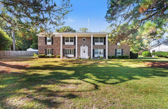 Charming 2-bedroom 1 bath cozy condo with free bottle of wine and Smart TVs