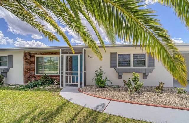 Charming 2-bedroom/2 bath house with a huge lanai/Florida room, fenced in yard