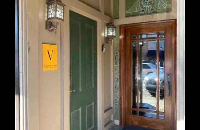 Charming 2-bedroom apartment in wonderful downtown West Jefferson with WiFi, AC