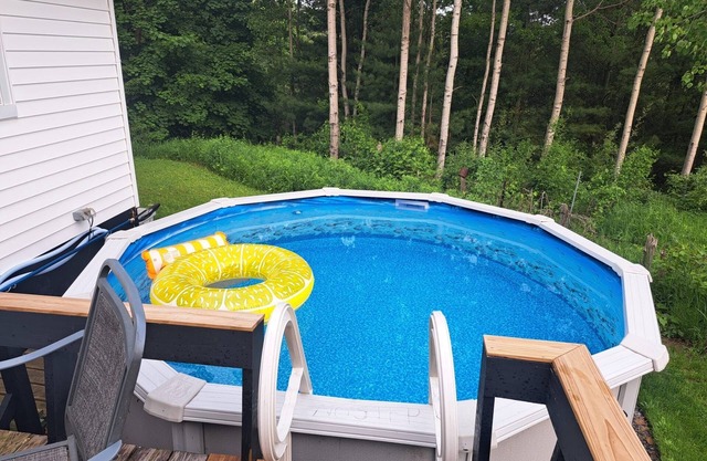 Charming 2-bedroom cabin in enchanting Gores Landing with WiFi, AC, hot tub/pool