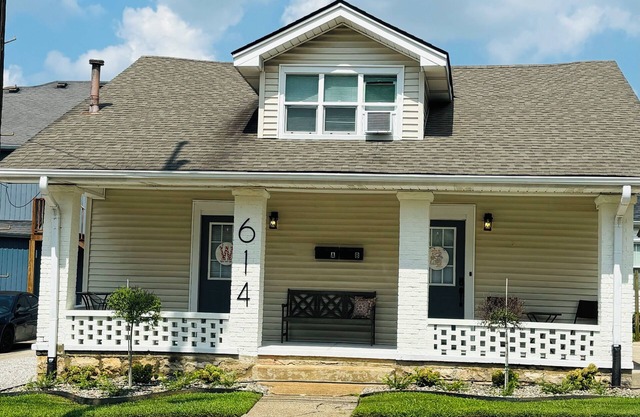 Charming 2-bedroom apartment with WiFi, AC in fantastic Downtown Bowling Green