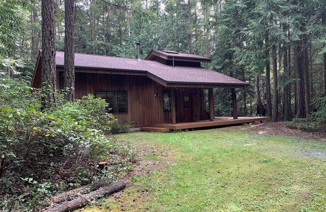 Charming 2-bedroom cabin on private lot near Roche Harbor with Wi-Fi