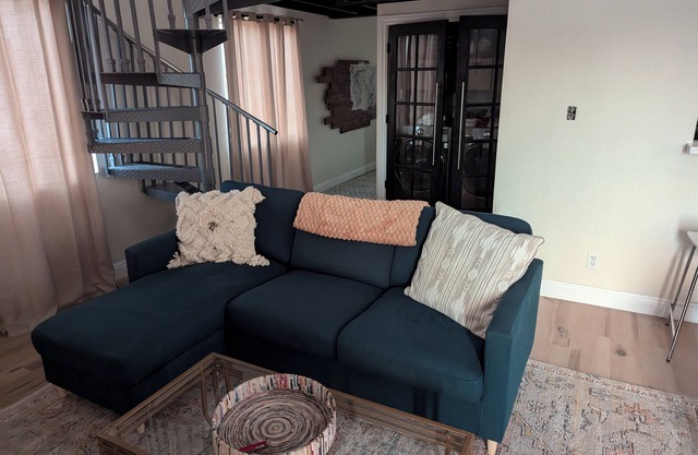 Charming 2-bedroom townhome with AC, WiFi in awesome Hermosa Beach