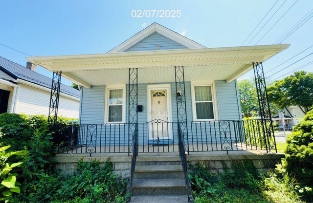 Charming 2-bedroom house with AC near Niagara Falls can sleep upto 8