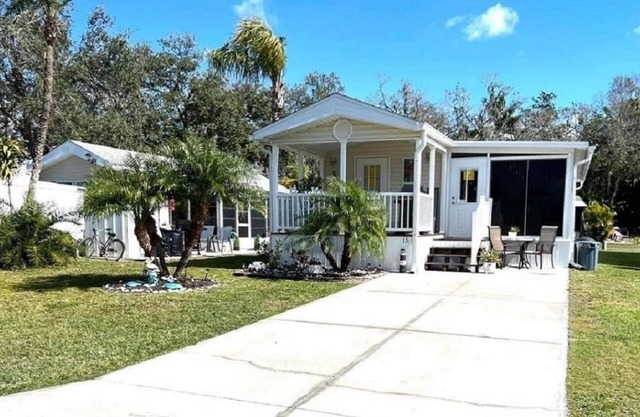 Charming 2-bedroom 1.5 Bath Cottage in the famous Sun Outdoors in Sarasota