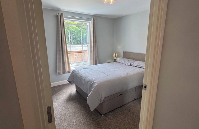 Charming 2-bedroom apartment in Pleasant Shrewsbury with WiFi and gated parking.