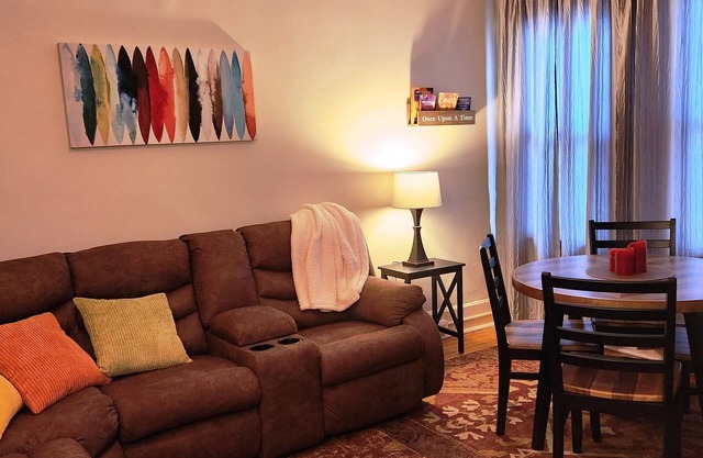 Charming 2-bedroom apartment with equipped kitchen and AC, in Cumberland, MD.