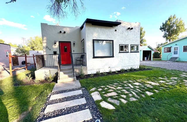 Charming 2-bedroom Adobe with WiFi, AC in Downtown Montrose