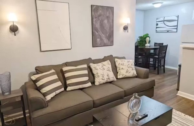 Charming 2-bedroom apartment One block from Stadium