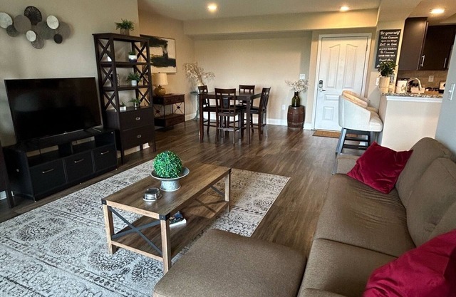 Charming 2-bedroom Apartment in Uptown Charlotte, Minutes to BOA Stadium