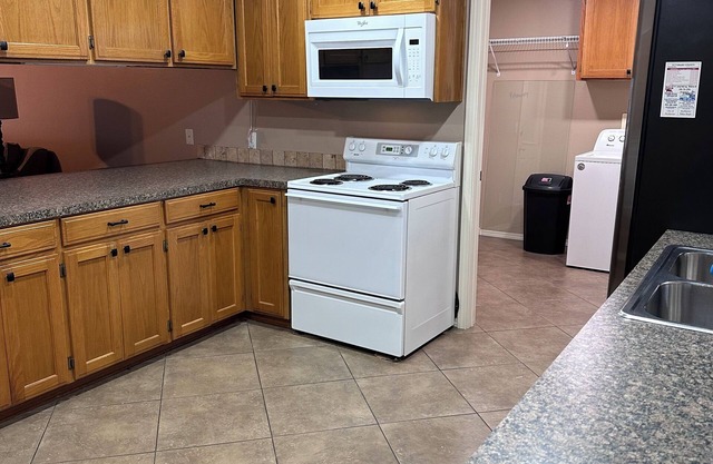 Charming 2-bedroom apartment with WiFi, AC in wonderful McAlester