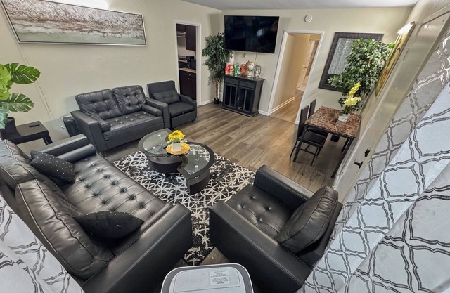 Charming 2-bedroom apartment in terrific San Diego North Park Area with WiFi
