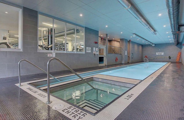 Charming 2-bedroom apartment with WiFi, AC near CN tower