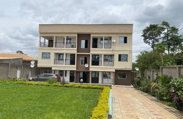 Charming 2-bedroom apartment with WiFi, AC, Garden in Odza Borne 12, Yaounde