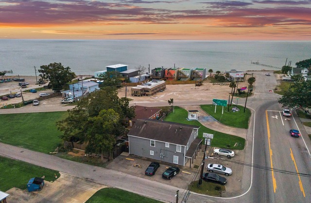 Charming 2-bedroom apartment near Galveston Bay