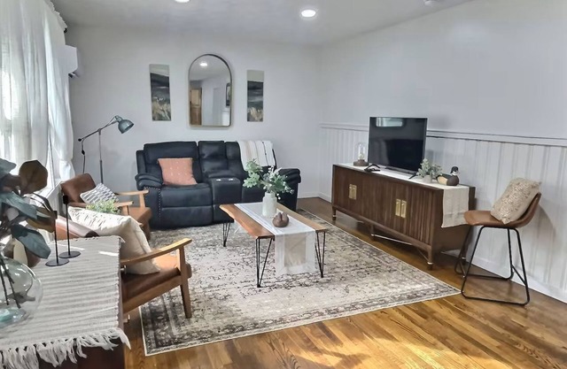 Charming 2-bedroom apartment with WiFi, AC minutes from Philpott Lake
