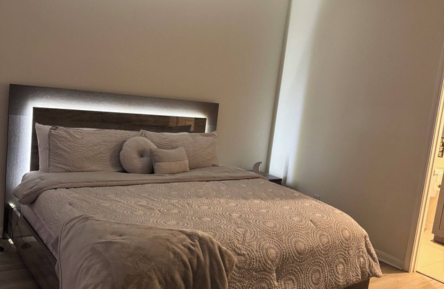 Charming 2-bedroom apartment in perfect Houston with 2 pool view balconies