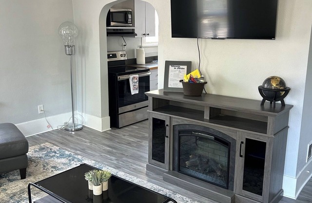 Charming 2-bedroom apartment in Adrian with WiFi access
