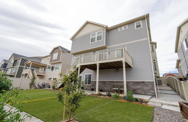 Charming 2-bedroom apartment with AC, WiFi in wonderful Aurora