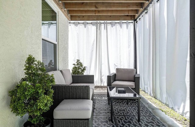 Charming 2-bedroom apartment with WiFi, AC in fabulous Tampa