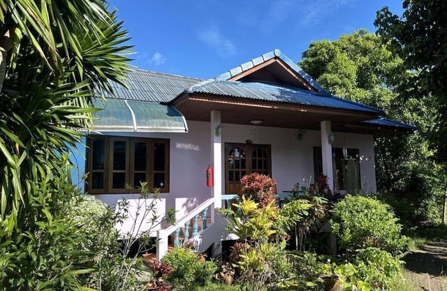 Charming 2-bedroom bungalow with AC, WiFi in P.House in delightful Koh Samui