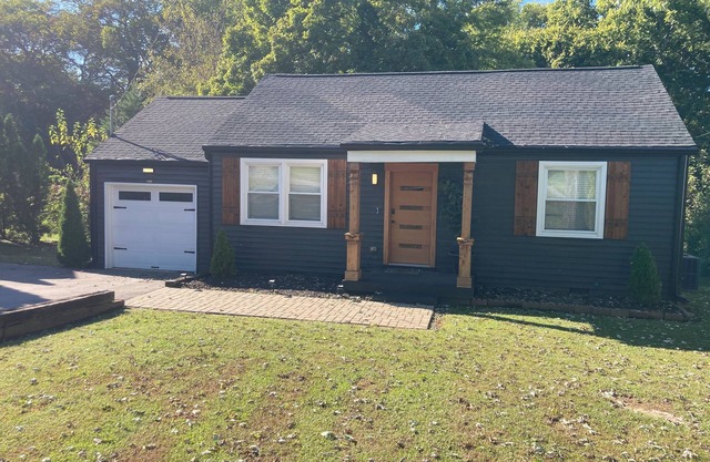 Charming 2-bedroom bungalow in Nashville only 4 miles from downtown!