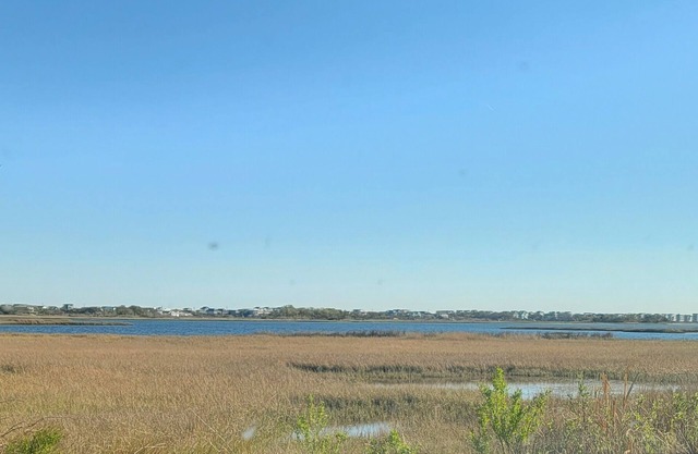 Charming 2-bedroom bungalow with AC, WIFI with the intercoastal waterway access