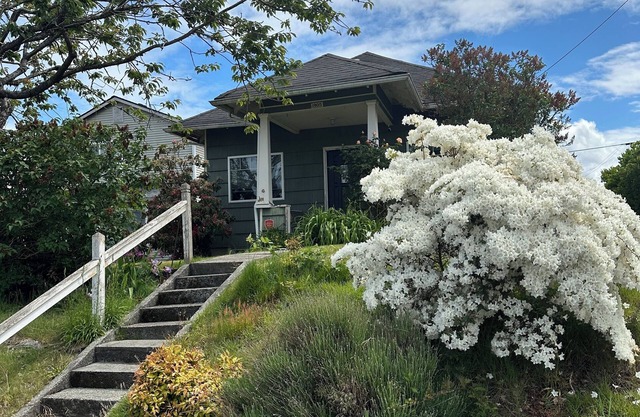 Charming 2-bedroom bungalow in welcoming Everett with WiFi