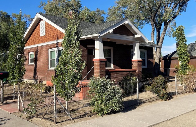 Charming 2-bedroom bungalow in Reno with WiFi and AC 1 block from i-80