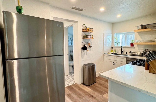 Charming 2-bedroom cottage with WiFi and AC in Atascadero