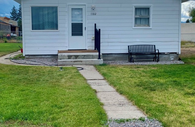Charming 2-bedroom Cabarett house in Deer Lodge with WiFi, Cable, Heat, AC