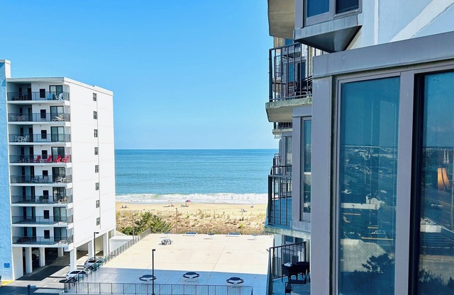 Charming 2-bedroom condo steps from beach in Ocean City with pool and sundeck