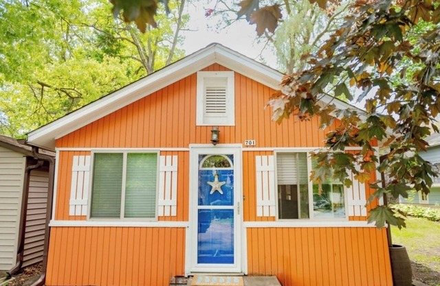 Charming 2-bedroom cottage with AC, WiFi, & huge fenced in back yard- Twin Lakes