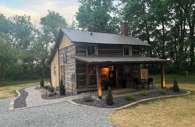 Charming 2-bedroom cabin in enchanting Wadesville with Heat, AC, WiFi, Hot Tub