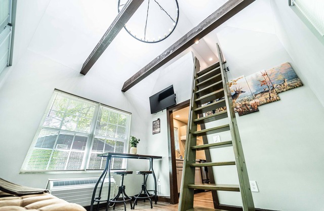 Charming 2-bedroom cabin close to Uptown Charlotte!