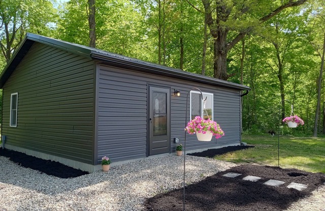 Charming 2-bedroom cabin in Lewisburg with privacy, WiFi, AC