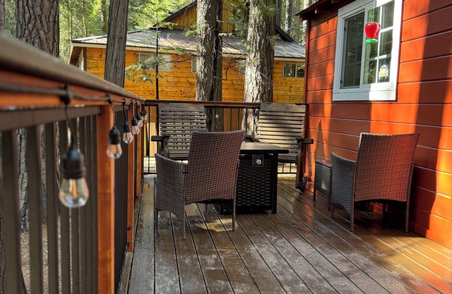 Charming 2-bedroom cabin in delightful Long Barn with WiFi