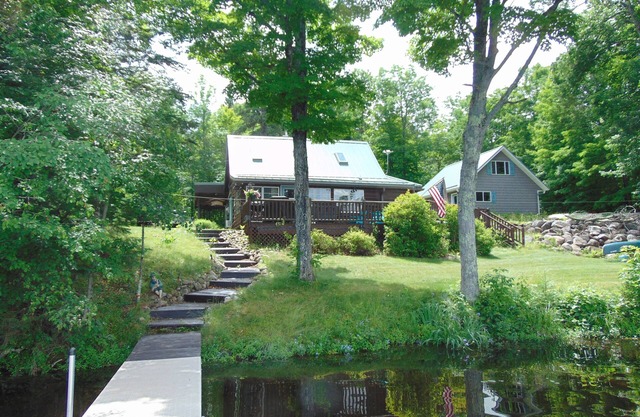 Charming 2-bedroom cabin with WiFi on beautiful Patten Lake