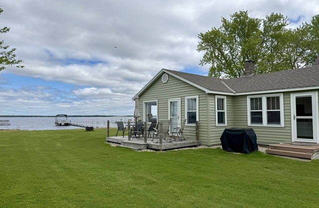 Charming 2-bedroom cabin on Shawano Lake, 30 minutes from Lambeau Field